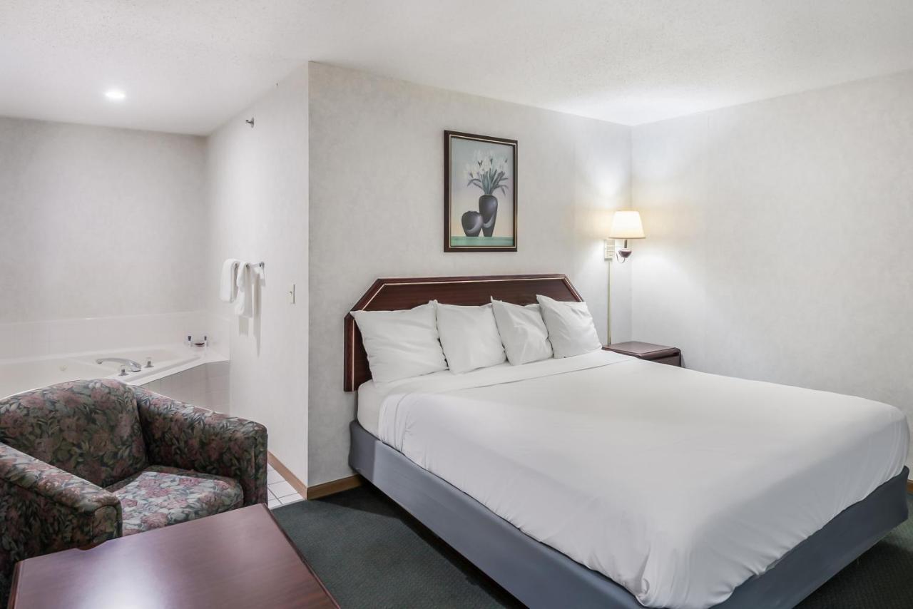 Americas Best Value Inn-Wenona Экстерьер фото